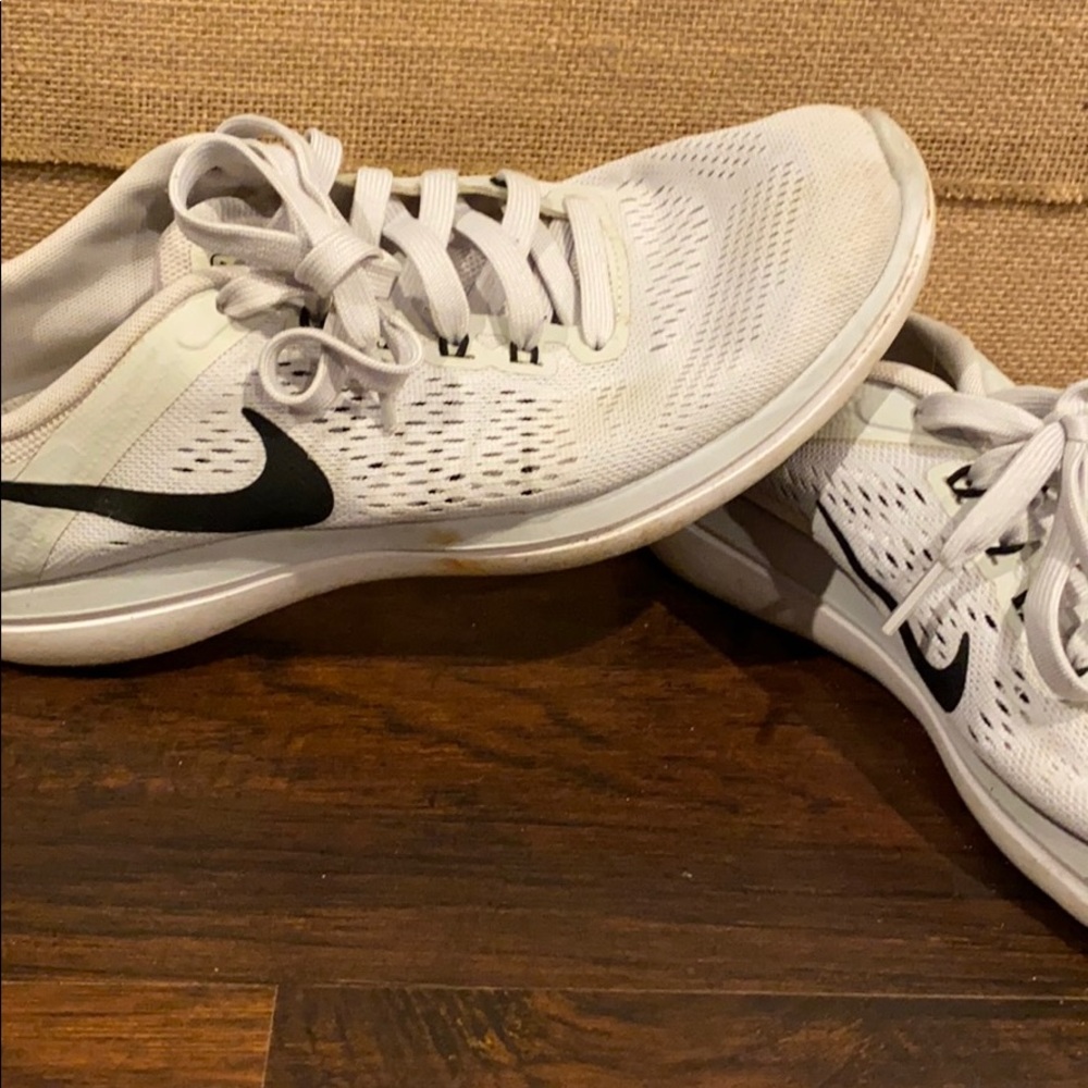 Men’s 7 white Nike flex 2016 run